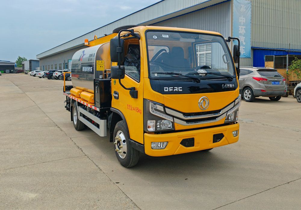 4.5噸東風(fēng)藍牌瀝青灑布車