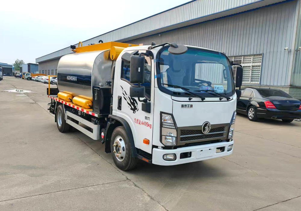 5噸重汽王牌藍牌智能瀝青灑布車