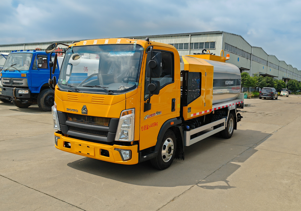 5噸重汽豪沃藍(lán)牌智能瀝青灑布車