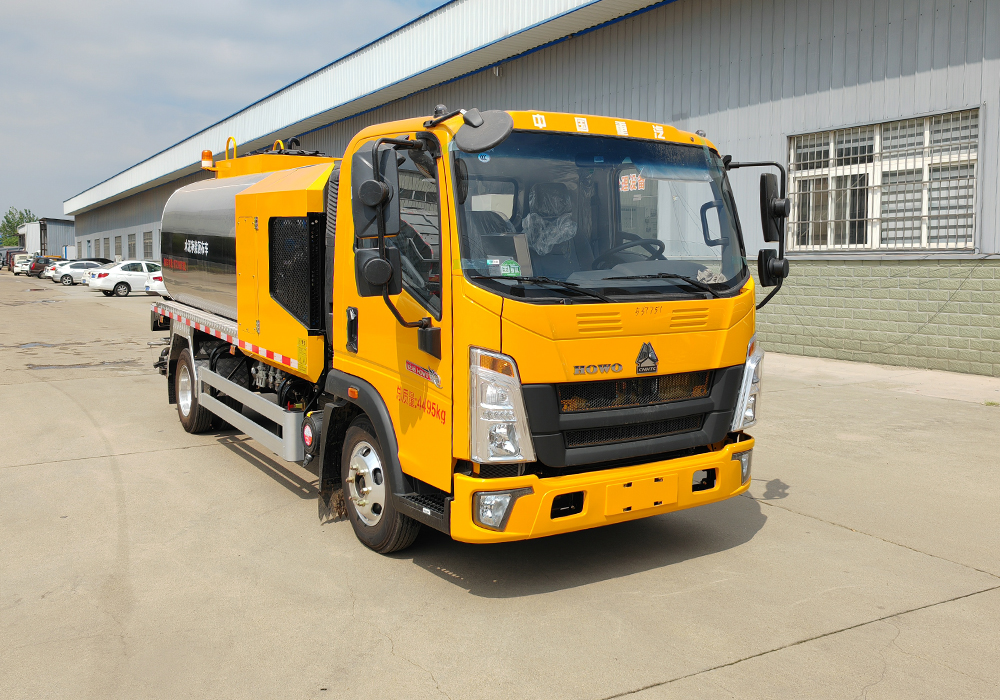 5噸重汽豪沃藍牌智能瀝青灑布車