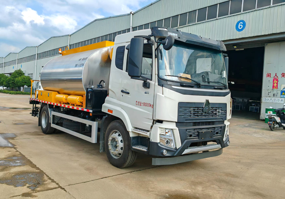 10噸重汽豪沃智能瀝青灑布車